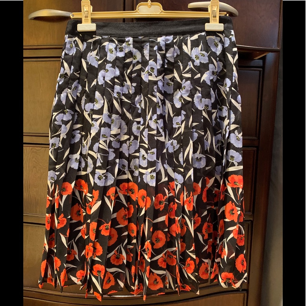 Ann Taylor Pleated Skirt. Sz 6.
